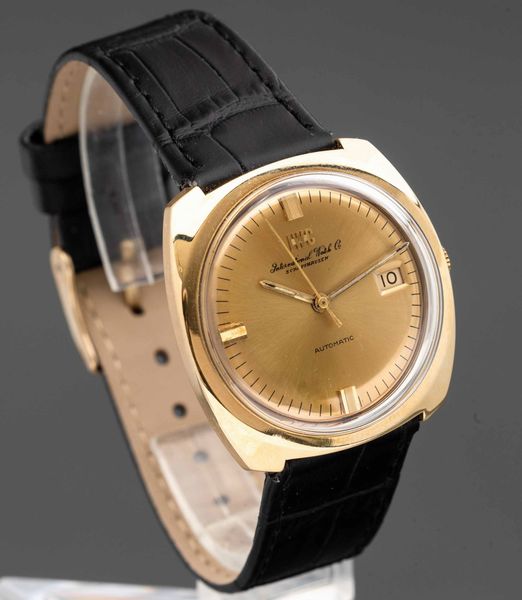 IWC - Orologio in oro giallo 18k tonneau automatico con datario, quadrante champagne  - Asta Orologi da Polso e da Tasca - Associazione Nazionale - Case d'Asta italiane