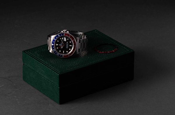 ROLEX - GMT Master II ref 16710 Pepsi in acciaio automatico con datario e doppio fuso orario,ghiera girevole bicolore e bracciale Oyster e ghiera di ricambio Coke  - Asta Orologi da Polso e da Tasca - Associazione Nazionale - Case d'Asta italiane