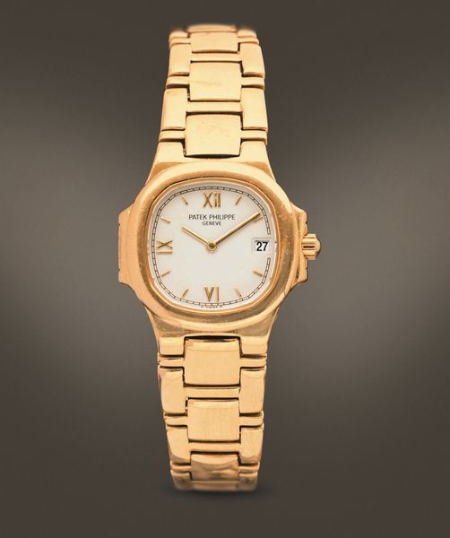 PATEK PHILIPPE - Nautilus Lady ref 4700 in oro 18k al quarzo con datario e numeri Romani  - Asta Orologi da Polso e da Tasca - Associazione Nazionale - Case d'Asta italiane