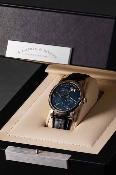 LANGE & SOHNE - Lange 1 ref 191.028 in oro bianco carica manuale con fondello a vista, datario e indicazione della riserva di carica e piccoli secondi con raro quadrante blu.<BR>Accompagnato da scatola originale e garanzia  - Asta Orologi da Polso e da Tasca - Associazione Nazionale - Case d'Asta italiane