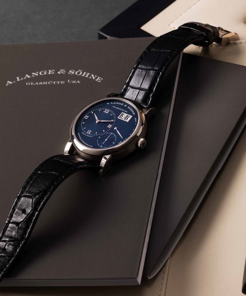 LANGE & SOHNE - Lange 1 ref 191.028 in oro bianco carica manuale con fondello a vista, datario e indicazione della riserva di carica e piccoli secondi con raro quadrante blu.<BR>Accompagnato da scatola originale e garanzia  - Asta Orologi da Polso e da Tasca - Associazione Nazionale - Case d'Asta italiane