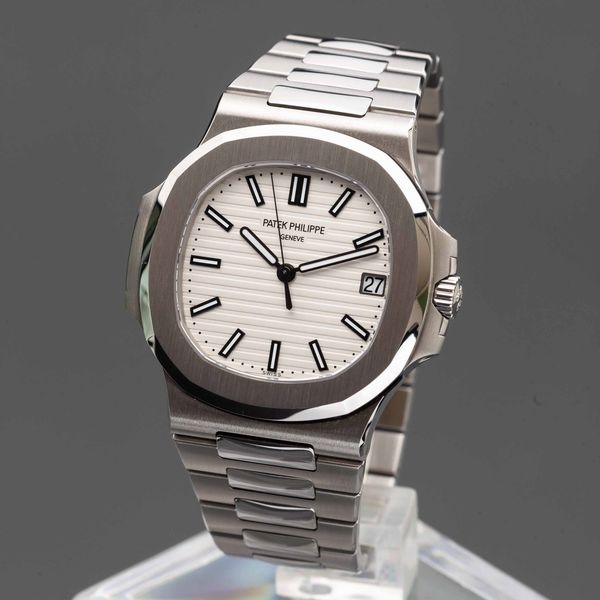 PATEK PHILIPPE - Nautilus 5711, automatico con quadrante bianco in acciaio e fondello a vista completo di scatola e garanzia  - Asta Orologi da Polso e da Tasca - Associazione Nazionale - Case d'Asta italiane