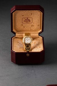 PATEK PHILIPPE - Nautilus Lady ref 4700 in oro 18k al quarzo con datario e numeri Romani  - Asta Orologi da Polso e da Tasca - Associazione Nazionale - Case d'Asta italiane