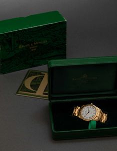 BAUME & MERCIER - Baumatic in oro giallo 18k automatico con datario, quadrante bianco con numeri Romani completo di scatola e garanzia  - Asta Orologi da Polso e da Tasca - Associazione Nazionale - Case d'Asta italiane