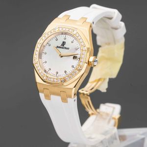 AUDEMARS PIGUET - Royal Oak 67601BA in oro giallo 18k da donna con quadrante in madreperla, ghiera con brillanti, movimento al quarzo e cinturino in gomma  - Asta Orologi da Polso e da Tasca - Associazione Nazionale - Case d'Asta italiane