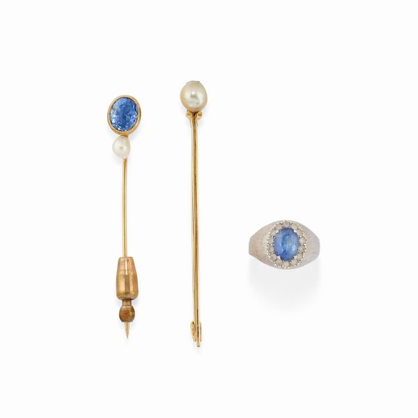 Due spilloni e un anello in oro bianco e giallo 18K, perle, zaffiri e diamanti  - Asta Argenti - Associazione Nazionale - Case d'Asta italiane