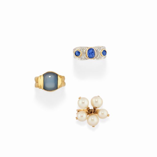 Tre anelli in oro giallo 18K, zaffiri, diamanti, perle e calcedonio  - Asta Argenti - Associazione Nazionale - Case d'Asta italiane