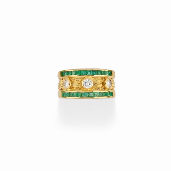 Anello in oro giallo 18K, diamanti e smeraldi  - Asta Argenti - Associazione Nazionale - Case d'Asta italiane