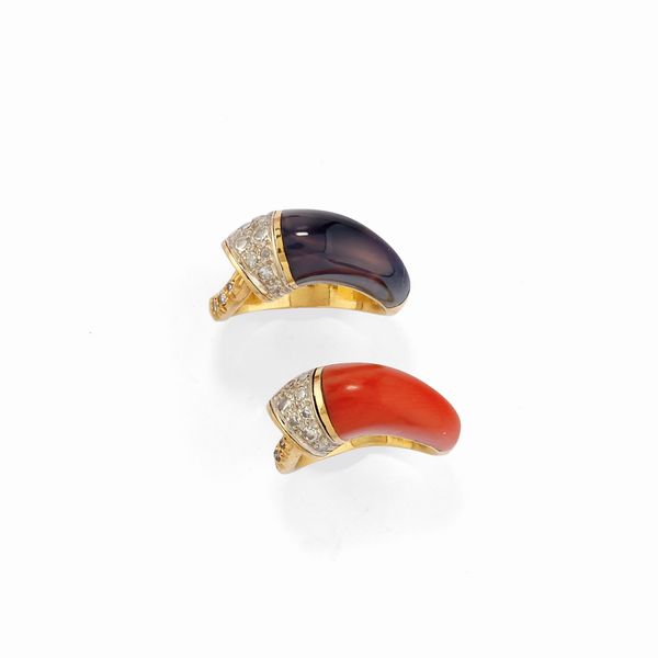Due anelli in oro bicolore 18k, corallo, pietra dura e diamanti  - Asta Argenti - Associazione Nazionale - Case d'Asta italiane