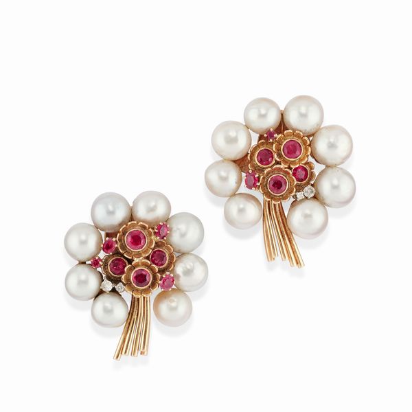 Orecchini in oro rosso 18K, perle, rubini e diamanti, 1940 circa  - Asta Argenti - Associazione Nazionale - Case d'Asta italiane