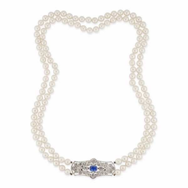 Collana in oro bianco 18k, perle coltivate, diamanti e zaffiro sintetico  - Asta Argenti - Associazione Nazionale - Case d'Asta italiane