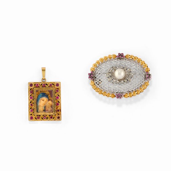 Due pendenti in oro giallo 18k, perla coltivata, rubini e diamanti  - Asta Argenti - Associazione Nazionale - Case d'Asta italiane