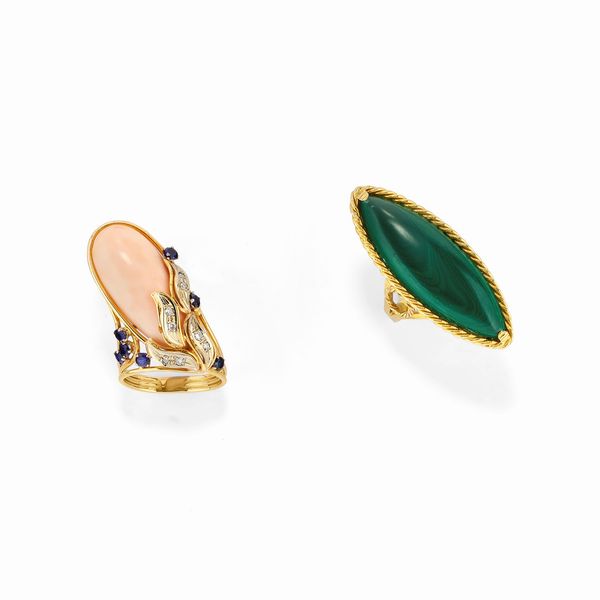 Due anelli in oro giallo 18K, corallo, malachite, diamanti e zaffiri  - Asta Argenti - Associazione Nazionale - Case d'Asta italiane