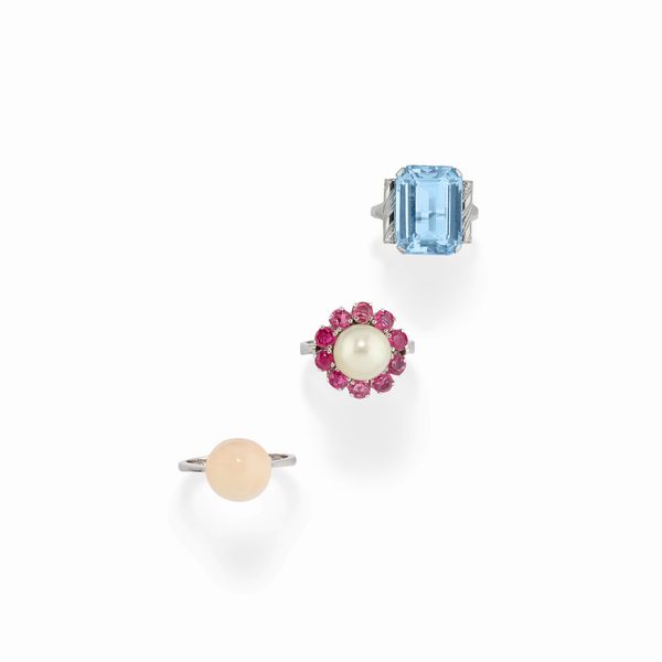 Tre anelli in oro bianco 18K, topazio, perla, corallo e rubini  - Asta Argenti - Associazione Nazionale - Case d'Asta italiane