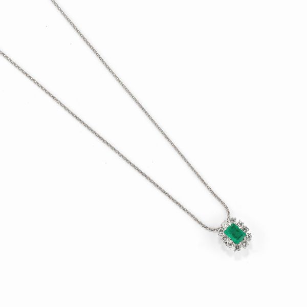 Due collane in oro bianco 18K, diamanti, smeraldo e zaffiro  - Asta Argenti - Associazione Nazionale - Case d'Asta italiane