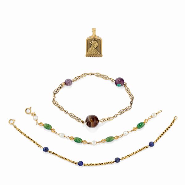 Tre bracciali e un pendente in oro giallo 18K, pietre dure, smalto e perle  - Asta Argenti - Associazione Nazionale - Case d'Asta italiane