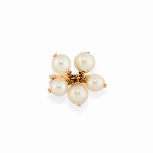Tre anelli in oro giallo 18K, zaffiri, diamanti, perle e calcedonio  - Asta Argenti - Associazione Nazionale - Case d'Asta italiane