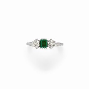 Due anelli in oro bianco 18K, smeraldi e diamanti  - Asta Argenti - Associazione Nazionale - Case d'Asta italiane