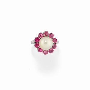 Tre anelli in oro bianco 18K, topazio, perla, corallo e rubini  - Asta Argenti - Associazione Nazionale - Case d'Asta italiane