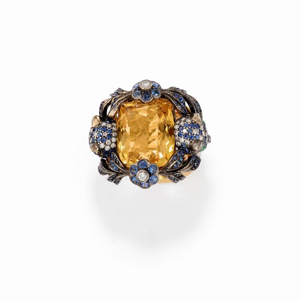 Anello in oro giallo 18K, quarzo citrino, zaffiri e diamanti  - Asta Gioielli - Associazione Nazionale - Case d'Asta italiane