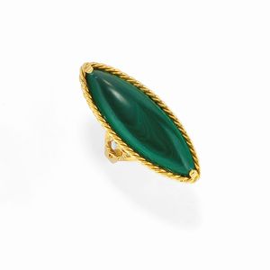 Due anelli in oro giallo 18K, corallo, malachite, diamanti e zaffiri  - Asta Gioielli - Associazione Nazionale - Case d'Asta italiane