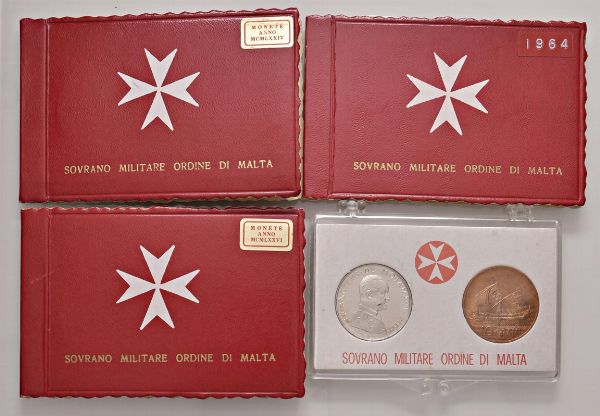 MALTA. S.M.O.M. DICIASSETTE MONETE IN ARGENTO DA 1 E 2 SCUDI E DUE IN ORO DA 5 E 10 SCUDI IN CONFEZIONE ORIGINALE DI EMISSIONE. ANNATE DAL 1964 AL 1974.  - Asta Monete di Milano, Casa Savoia, zecchini e Oselle in oro di Venezia  - Associazione Nazionale - Case d'Asta italiane