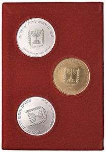 ISRAELE. UNA MEDAGLIA IN ORO E DUE IN ARGENTO IN ASTUCCIO. EMISSIONE GOVERNATIVA DEL 1974.  - Asta Monete di Milano, Casa Savoia, zecchini e Oselle in oro di Venezia  - Associazione Nazionale - Case d'Asta italiane