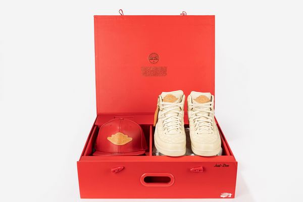 ,NIKE : Jordan 2 Retro Just Don Beach Special Box with Leather Cap and gold Wing Ping - Taglia US 12 EUR 46  - Asta Sneakerhead: la prima asta di sneakers in Italia - Associazione Nazionale - Case d'Asta italiane