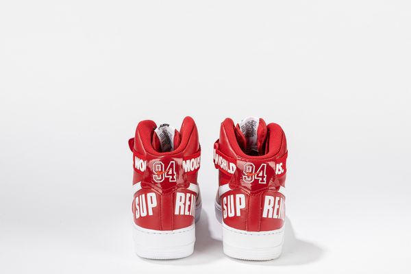 ,NIKE : Air Force 1 High Supreme World Famous Red - Taglia US 9.5 EUR 43  - Asta Sneakerhead: la prima asta di sneakers in Italia - Associazione Nazionale - Case d'Asta italiane