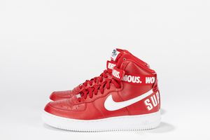 ,NIKE : Air Force 1 High Supreme World Famous Red - Taglia US 9.5 EUR 43  - Asta Sneakerhead: la prima asta di sneakers in Italia - Associazione Nazionale - Case d'Asta italiane