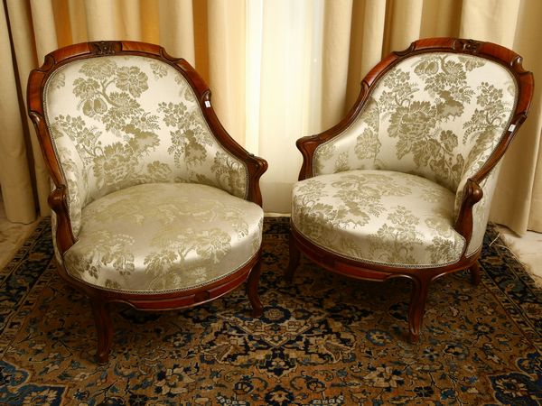 Coppia di poltroncine a gondola piuma di noce e noce  - Asta House Sale: Un'elegante casa fiorentina - Associazione Nazionale - Case d'Asta italiane