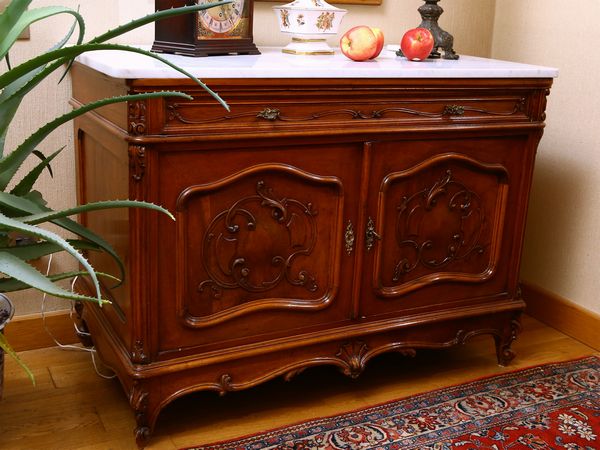 Credenza in noce  - Asta House Sale: Un'elegante casa fiorentina - Associazione Nazionale - Case d'Asta italiane