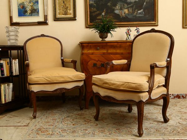 Coppia di poltrone in noce  - Asta House Sale: Un'elegante casa fiorentina - Associazione Nazionale - Case d'Asta italiane