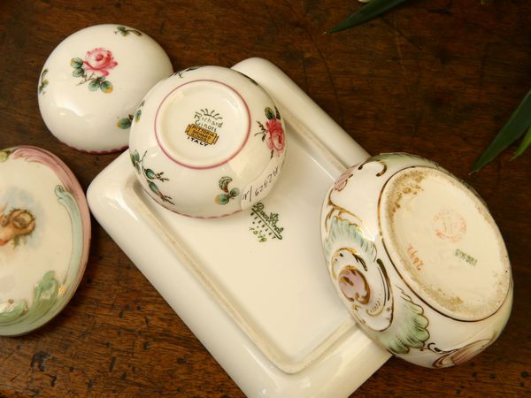 Lotto di curiosit in porcellana e ceramica  - Asta House Sale: Un'elegante casa fiorentina - Associazione Nazionale - Case d'Asta italiane