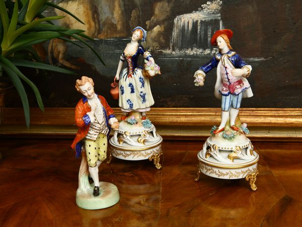 Tre figure in porcellana policroma  - Asta House Sale: Un'elegante casa fiorentina - Associazione Nazionale - Case d'Asta italiane