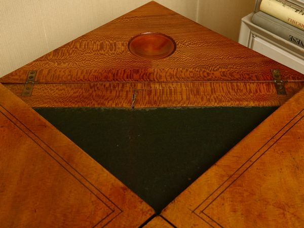 Tavolino da gioco a fazzoletto impialacciato in satinwood ed altre essenze  - Asta House Sale: Un'elegante casa fiorentina - Associazione Nazionale - Case d'Asta italiane