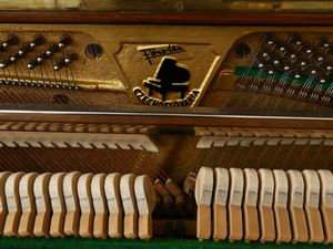 Pianoforte verticale impiallacciato in piuma di noce, August Forster  - Asta House Sale: Un'elegante casa fiorentina - Associazione Nazionale - Case d'Asta italiane