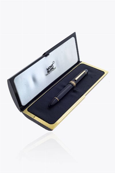 MONTBLANC : Silografica Montblanc  modello Meisterstck Le Grand Gold-coated . Corpo e cappuccio in resina nera  con lemblema Montblanc bianco intarsiato nella parte superiore del cappuccio. Pennino in oro bianco e giallo Corredata di scatola  contro scatola e libretto  - Asta Asta 205 Gioielli - Associazione Nazionale - Case d'Asta italiane