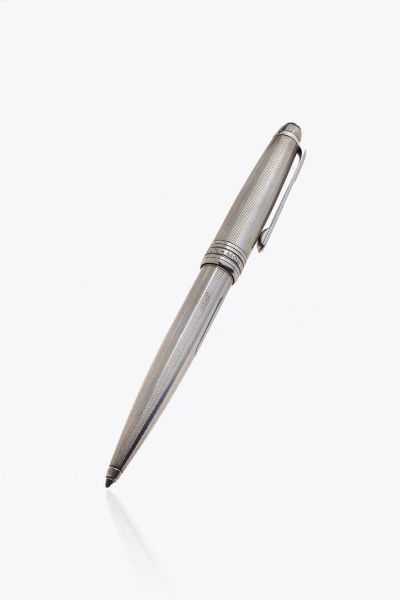 MONTBLANC : Penna a sfera Montblanc  modello Meisterstck. Corpo e cappuccio in argento 925/1000  con lemblema Montblanc bianco intarsiato nella parte superiore del cappuccio.  - Asta Asta 205 Gioielli - Associazione Nazionale - Case d'Asta italiane