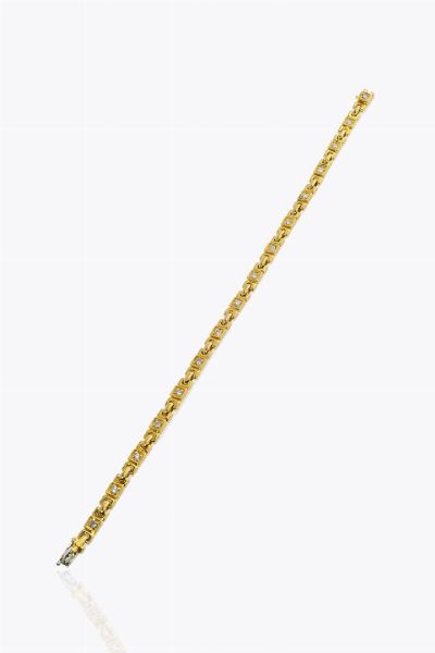 VAN CLEEF & ARPELS : Peso gr 11 8 Lunghezza cm 17 Bracciale in oro giallo  siglato V.C.A.  Van Cleef and Arpels  composto da segmenti geometrici impreziositi da diamanti taglio brillante per totali ct 0 40 ca  - Asta Asta 205 Gioielli - Associazione Nazionale - Case d'Asta italiane