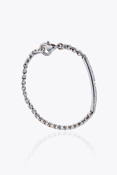 BRACCIALE : Peso gr 13 6 Lunghezza cm 18 in oro bianco  lavorato a maglia morbida con inserto centrale rigido in diamanti taglio brillante per totali ct 0 20 ca  probabile colore G-H  purezza IF-VVS.  - Asta Asta 205 Gioielli - Associazione Nazionale - Case d'Asta italiane