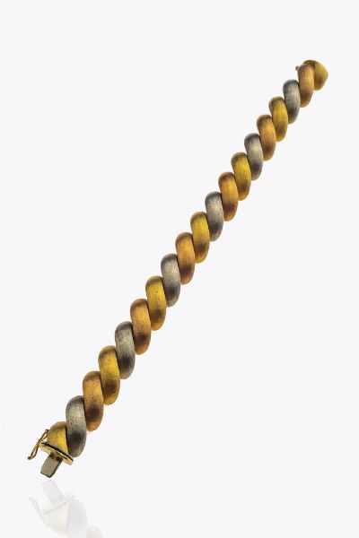 BRACCIALE : Peso gr 54 6 Lunghezza cm 19 nei tre colori dell'oro giallo  bianco e rosso  satinati a segmenti rigidi  - Asta Asta 205 Gioielli - Associazione Nazionale - Case d'Asta italiane