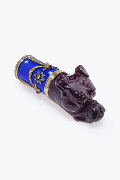 MANICO PER BASTONE : Stupenda replica di Carl Faberg  a forma di bulldog in rosso antico con base in vermeil punzonata 88 Zolotnik  smalto blu (difetti)  diamantini taglio brillante di vecchio taglio e rosette per totali ct 1 10 ca e rubini cabochon per totali ct 0 50 ca Punzone di garanzia  Mosca 88 Zolotnik Punzone di Carl Faberg  - Asta Asta 205 Gioielli - Associazione Nazionale - Case d'Asta italiane