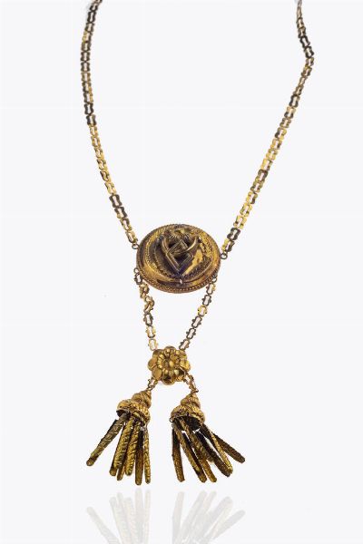 COLLANA : Peso gr 9 3 in oro giallo a bassa caratura  XIX secolo  lavora a motivi geometrici in lastra e al centro tondo in lastra con motivo floreale e due frange pendenti  - Asta Asta 205 Gioielli - Associazione Nazionale - Case d'Asta italiane