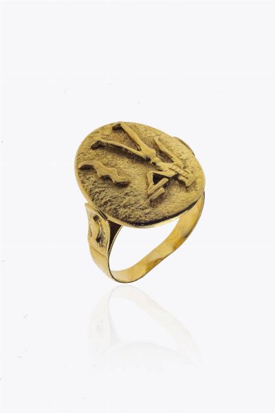 ANELLO : Peso gr 6 2 Misura 13 (53) in oro giallo  sommit di forma ovale con motivo egizio inciso  - Asta Asta 205 Gioielli - Associazione Nazionale - Case d'Asta italiane