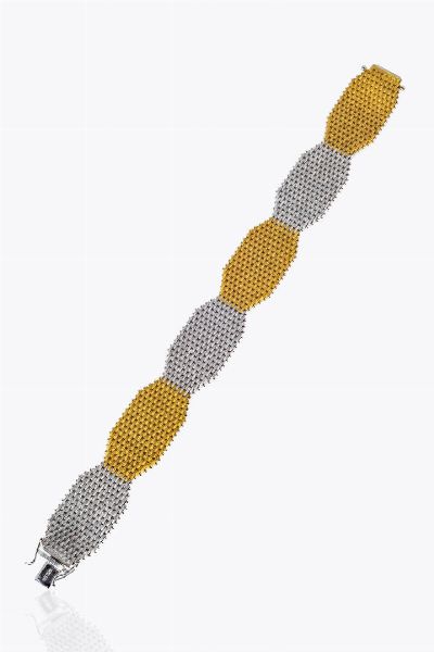 BRACCIALE : Peso gr 61 1 Lunghezza cm 19 in oro giallo e bianco a maglia geometrica satinata  - Asta Asta 205 Gioielli - Associazione Nazionale - Case d'Asta italiane