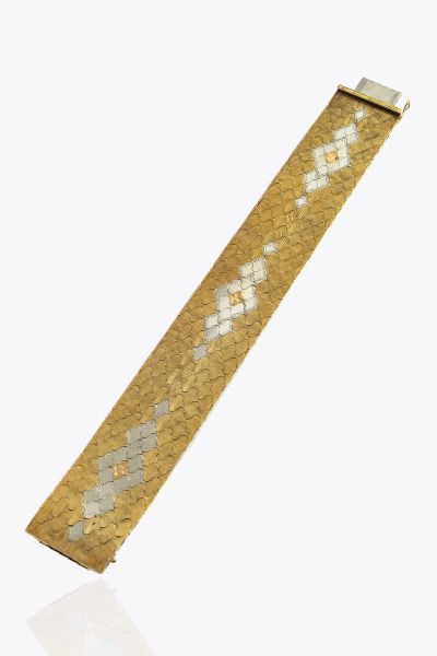 BRACCIALE : Peso gr 74 4 Lunghezza cm19 5 in oro giallo satinato  anni '50  decorato al centro da motivi geometrici in oro bianco e rosa  - Asta Asta 205 Gioielli - Associazione Nazionale - Case d'Asta italiane