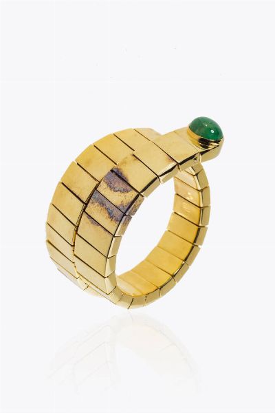 BRACCIALE : Peso gr 70 9 semirigido in oro giallo  a forma di serpente  composto da segmenti lucidi  terminanti con   smeraldo taglio ovale cabochon di ct 4 0 ca  - Asta Asta 205 Gioielli - Associazione Nazionale - Case d'Asta italiane