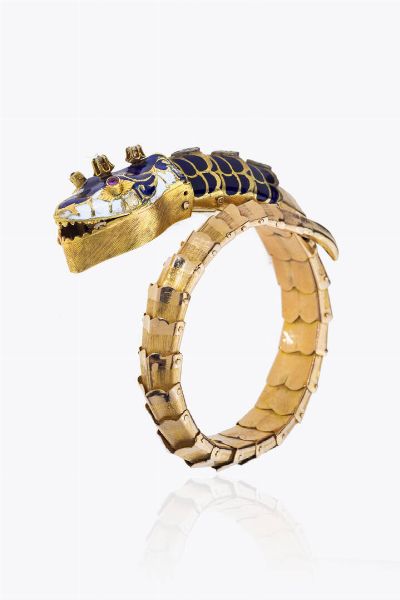 BRACCIALE : Peso gr 66 8 semirigido  in oro giallo e rosa a bassa caratura  inizi XX secolo  a forma di serpente con decori in smalto policromo (difetti)  trattenente nella testa un orologio marca Harper(non funzionante-scheggiatura del vetro) diamanti taglio brillante e 8/8 per totali ct 0 22 ca Difetti  mancanze e saldature  - Asta Asta 205 Gioielli - Associazione Nazionale - Case d'Asta italiane