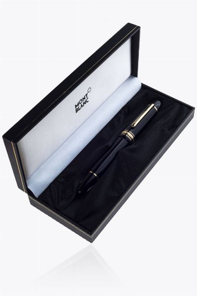 MONTBLANC : Stilografica Montblanc  modello Meisterstck . Corpo e cappuccio in resina nera  con lemblema Montblanc bianco intarsiato nella parte superiore del cappuccio. Pennino in oro giallo 14 Kt Corredata di scatola  - Asta Asta 205 Gioielli - Associazione Nazionale - Case d'Asta italiane